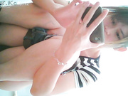 高清偷拍高中生美女嘘嘘还玩手机被偷拍了也不知道