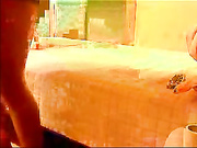 在床上 小狗在旁边