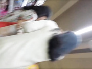 商场超市里挑零食的三个大一学生闺蜜裙底全都走光了