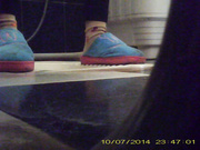 真实偷拍，趁姐姐上厕所前把摄像机放好