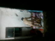 半夜趴通风气窗偷窥隔壁工友小两口过性生活