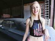 白嫩少女在修车行与老板做爱涨工资技术完美