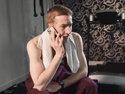 在健身室脱下上衣骑上鸡巴做爱打桩