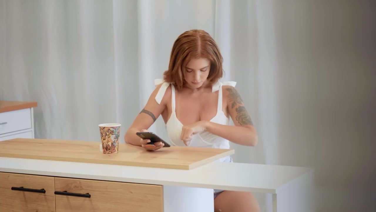 颜值少女深喉鸡巴不断来回深插刺激流水