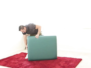 娇小的少女在被粗暴性交时潮吹到按摩师的鸡巴上