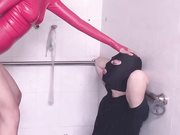 极品女神网红名模阿朱-皮衣女特工惩罚男俘虏最好的办法就是让他舔逼