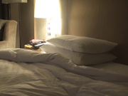 極品風騷人妻酒店開房偷情私會兩位壯男玩3P遊戲 穿著白絲情趣內衣裝輪流雙插幹得浪叫連連 場面淫蕩刺激 國語高清