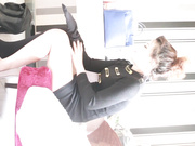 高顏值D奶美女模特酒店大尺度私拍 受不了被攝影師潛規則玩穴 貌似被操多逼逼得黑了 原版高清