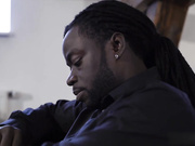 天使维基拿出他的大黑鸡巴并要求他将其放入她的屁股