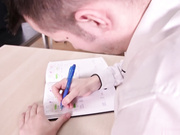 顽皮的大学女生吉娜·格尔森引诱她的导师在桌子上猛击她的后入式