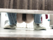 國內最新流出作品-廁拍大神尾隨妹子進入女廁拍攝尿尿 肥嫩逼逼看得欲火焚身 露臉高清