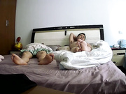 家庭網絡攝像頭破解拍攝到的猥瑣大叔邊看手機黃色小視頻邊和旁邊裸睡的媳婦啪啪過性生活 露臉高清