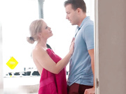 我朋友的辣妈是卡斯卡，她乞求吸吮一些非常肥的公鸡