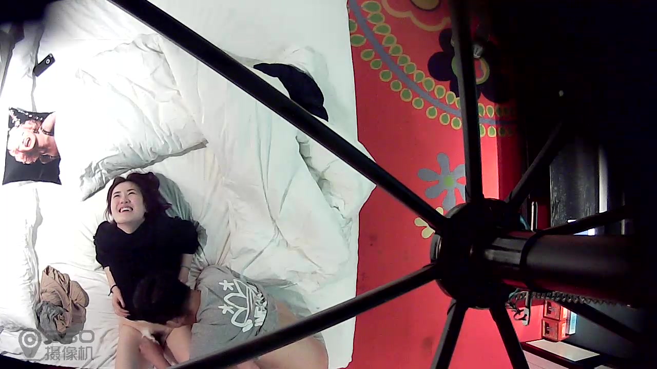 酒店水滴摄像头偷拍逼毛很性感的美眉被猥琐男侧入射逼毛720P高清无水