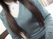 穿着短裙的辣妹渴望在她的阴部和嘴里插入鸡巴