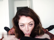 我的继母只想抓住我的鸡巴，把它整个吞下去