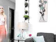 失败者书呆子继子策划了一个邪恶的阴谋，同时殴打他的继母和继妹