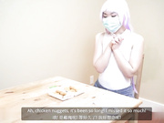 时间暂停偷拿可爱少女的鸡块, 用我的鸡巴来补偿并操到桌上去