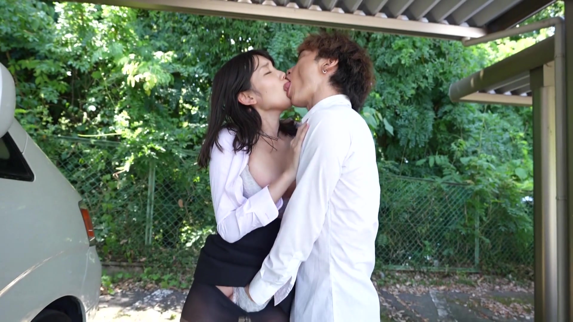 [SORA-508] 教室に居場所がない男子生徒が校舎裏や屋上で青姦テロ！！アヘ堕ちして従順肉便器にされてしまった優しい美尻女教師 岬さくら - 1of5