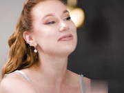 红发女郎麦迪逊摩根用硬指交奖励她的闺蜜戒掉坏习惯