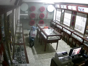 黑客破解商業街老銀鋪首飾店監控偷拍老板娘和老公一塊看黃色電影嗨起在小長凳來一炮 720P高清