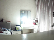 家庭網絡攝像頭黑客破解拍攝到的很性福的年輕夫妻從某寶上買來的多套情趣內衣換上試一試 還拿著手機拍攝 露臉高清