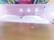 農民工小哥星級酒店開房現場直播高價約了個皮膚白皙豐滿少婦啪啪 主動擼硬雞巴騎乘幹得嗷嗷直叫 太猛了 國語對白