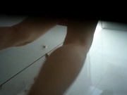 國內廁拍大神拍攝東莞某電子廠公共女廁里各式美女白領如廁噓噓 貌似玩手機的財務出納逼逼吊著一條白帶 1080P高清