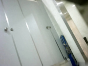 國內廁拍大神拍攝東莞某電子廠公共女廁里各式美女白領如廁噓噓 貌似玩手機的財務出納逼逼吊著一條白帶 1080P高清