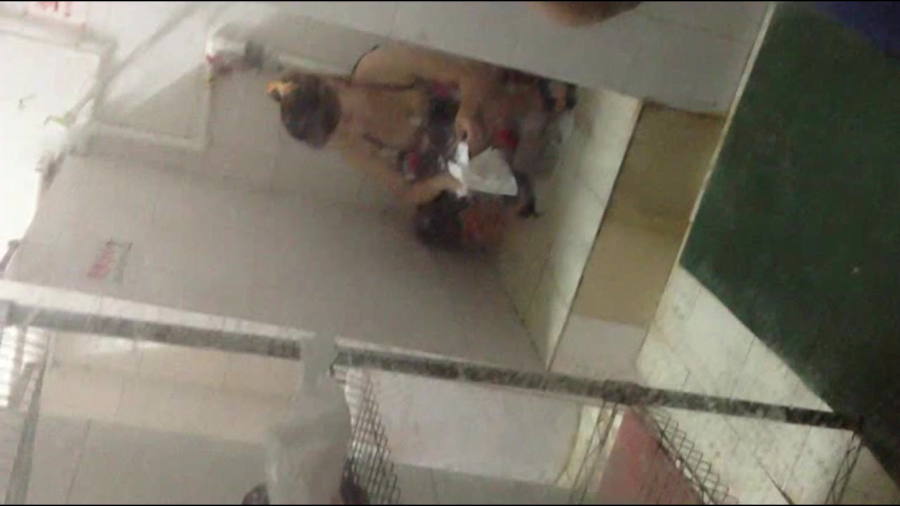 精品推薦 遊泳館洗漱間利用鏡子用手機拍攝閨蜜好友如廁沐浴更衣 雪白光滑肌膚堅挺美乳看得誘惑十足 原版高清