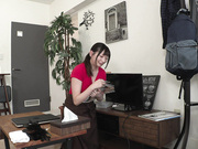 [HUNTC-171] 【完全主観】おとなしそうな出張家政婦にAVを見せつけたら自分から勃起チ○ポに跨って来て - 1of5