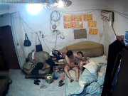 居家攝像頭破解拍攝到的出租屋農民工大叔睡前和正在玩手機媳婦來一炮 原版高清