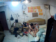 居家攝像頭破解拍攝到的出租屋農民工大叔睡前和正在玩手機媳婦來一炮 原版高清