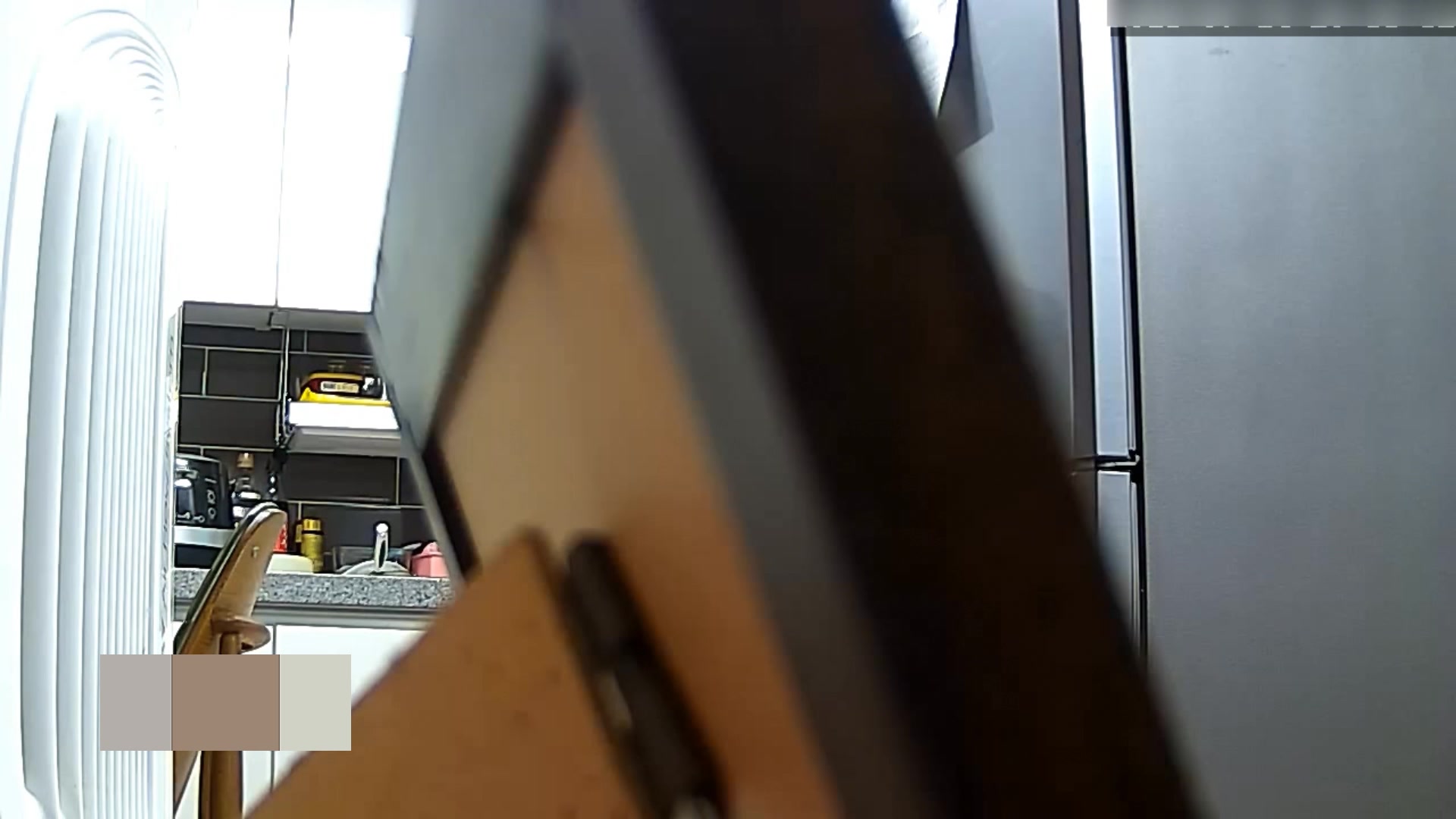 居家攝像頭黑客破解拍攝到的大奶大屁股極品少婦洗完澡後客廳裏全裸餵小狗 保養護膚 雪白雙乳看得讓人欲火焚身 1080P原版高清