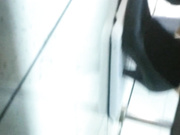 某寫字樓公共女廁拍攝到的美女白領如廁 貌似上班時間還玩手機被發現潛入女廁玩 露臉高清