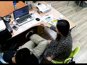 公司攝像頭黑客破解拍攝到的下班後帥氣經理與碎花連衣裙文員秘書偷情啪啪 邊看片邊研究各種動作 露臉高清