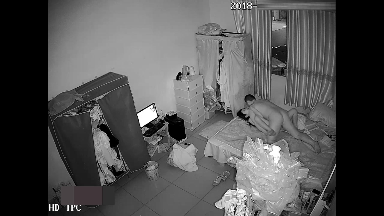 居家攝像頭黑客破解拍攝到的白領小夫妻臥室裏啪啪打炮 看樣子如飢似渴好久沒有操了 720P原版高清