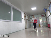 某醫院公共衛生間拍攝到的可愛妹子如廁 貌似下面很幹凈還喜歡照鏡子 差點被發現了 露臉高清