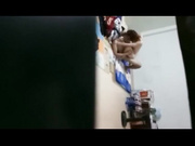 某小區窗戶邊手機拍攝到的新婚小夫妻過性生活 女上騎坐雞巴上扭動 爽得嗷嗷直叫 叫床聲太大了 720P高清原版