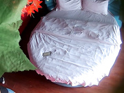 情趣酒店拍攝到的眼鏡學生美眉和男友假期開房愛愛 褲子都沒脫就給男友口交 口活功夫杠杠的 露臉高清