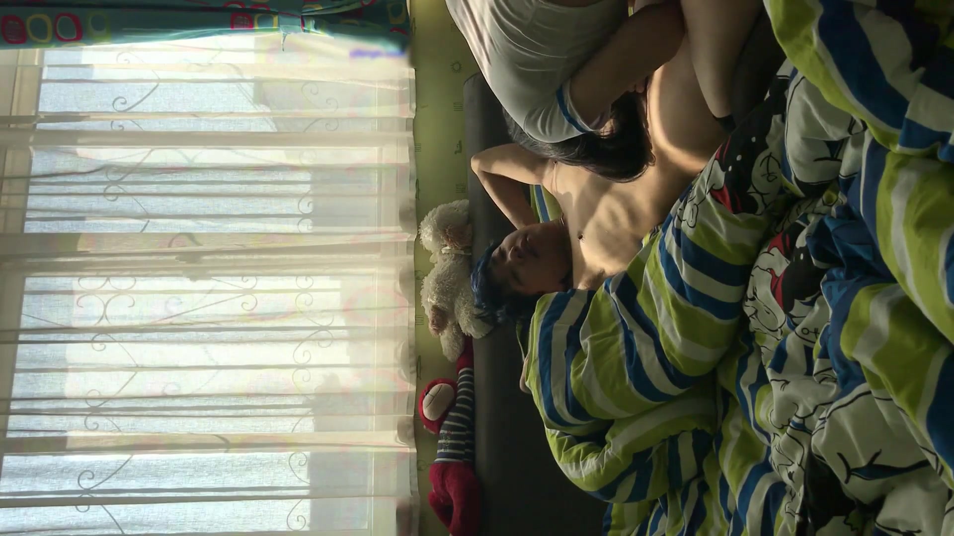 清纯短发极品学妹与男友爱爱视频流出