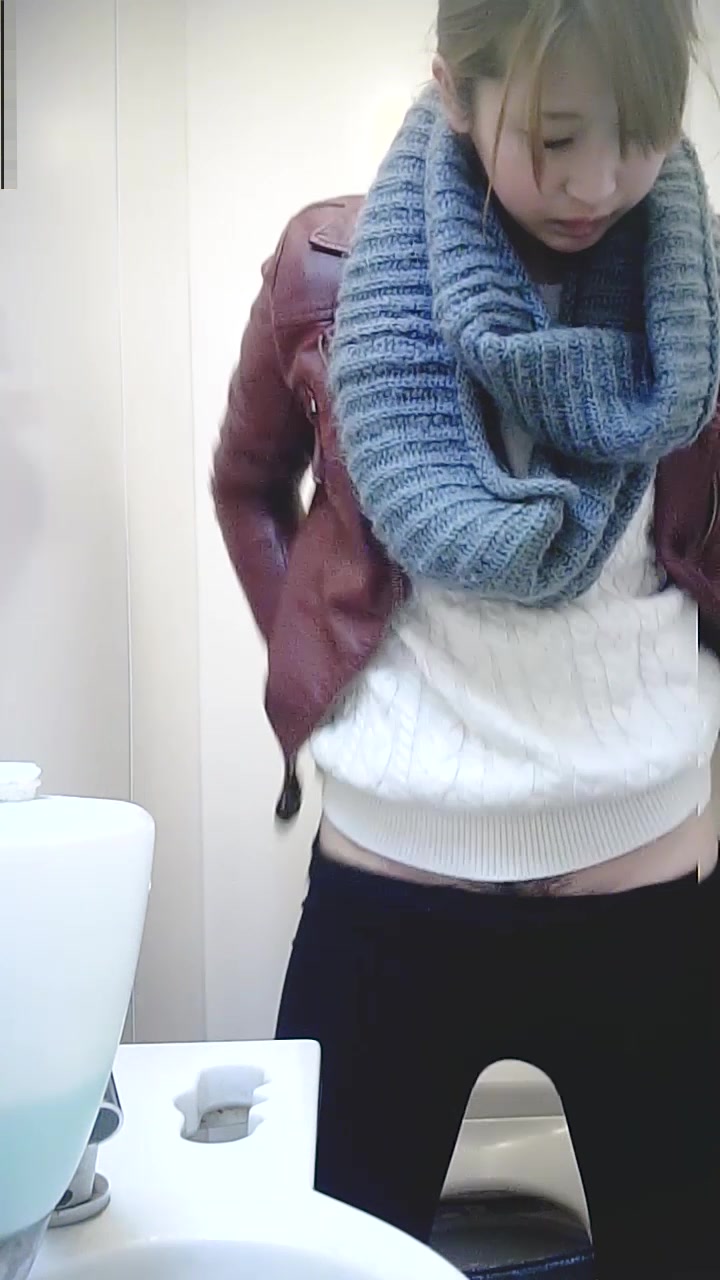 某寫字樓公共女廁拍攝到的各式美女少婦如廁噓噓 顏值得蠻高的 720P原版高清