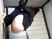 某縣城廣場旁邊的簡易旱廁拍攝到的漂亮妹子如廁 貌似環境和衛生還不錯 1080P高清