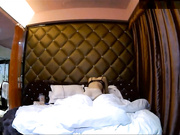 星級酒店拍攝到的學院派高顏值性感長腿短裙美女小三和中年男老板開房愛愛 特意穿著情趣黑絲裝挑戰高難度姿勢足足幹了兩炮 720P高清