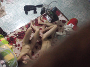 猥瑣房東偷拍性感漂亮美女下班回來洗完澡被男友拉到床上各種姿勢狠狠抽插 連續幹了3次直接累趴下了 1080P高清