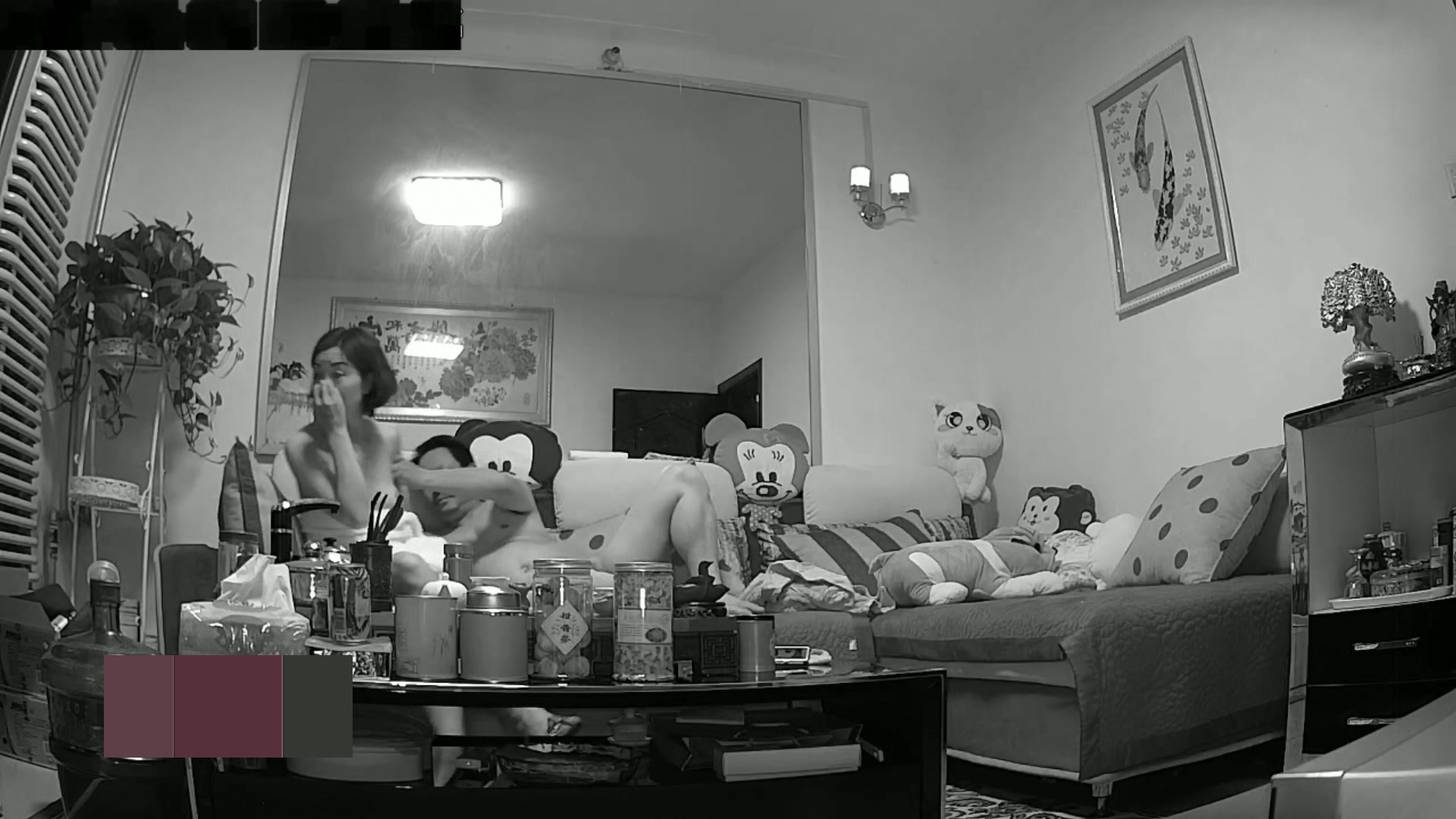 精品推薦 居家攝像頭黑客破解拍攝到的胖墩大叔與漂亮嬌妻洗完澡客廳裏啪啪過性生活 720P原版高清