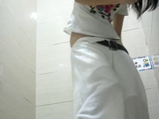 某大型商場公共女廁拍攝到的各式美女少婦如廁 有個黑絲長腿櫃姐邊尿邊流白帶誘惑十足 1080P高清原版