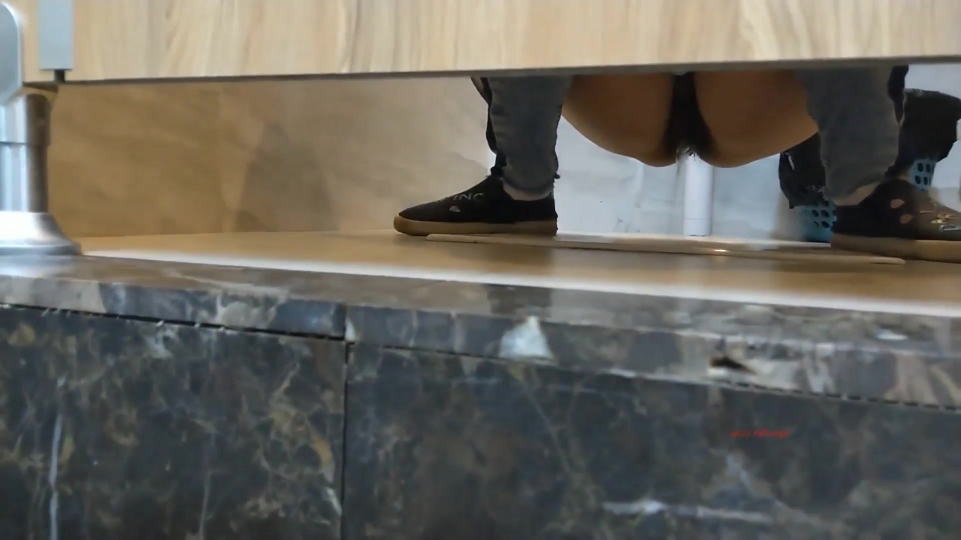 最新流出國內廁拍大神尾隨妹子進入路邊公廁偷拍美女少婦如廁噓噓 形態各異逼逼看得欲火焚身 1080P高清原版