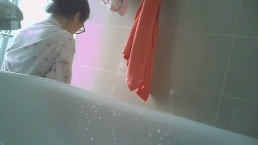暑假到姨媽家玩在浴室浴缸旁偷放攝像頭偷拍眼鏡表姐洗澡 下面毛毛濃密看得欲火焚身 露臉高清