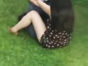 手机偷拍楼下草地一对饥渴情侣男的在给女的舔鲍鱼